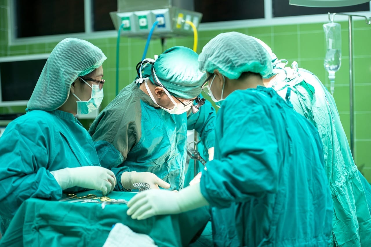 Equipe médica brasileira realizando uma cirurgia de transplante cardíaco com alta tecnologia.