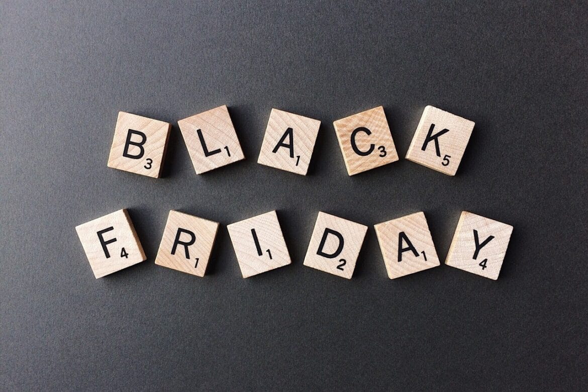 Sacolas de compras pretas com etiquetas de desconto simbolizando a Black Friday.