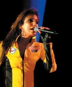 Ivete Sangalo em performance vibrante no palco.