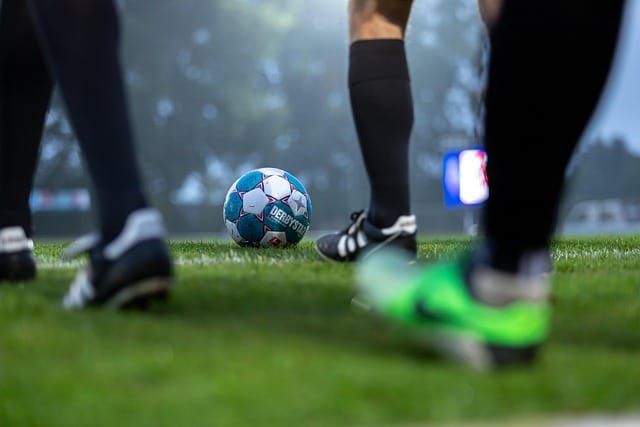 Taça do Mundial de Clubes brilhando sob os holofotes, desejada por jogadores brasileiros e europeus.
